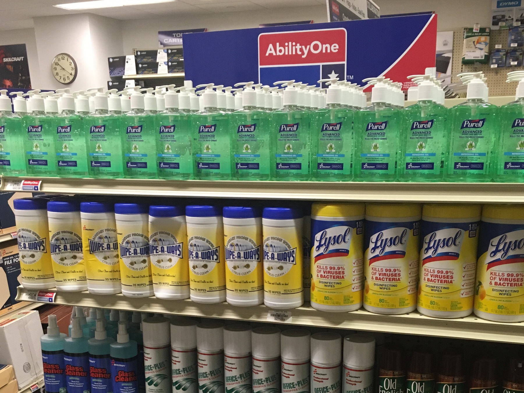 Un pasillo que muestra el gel antibatería Purell y las toallitas limpiadoras Lysol